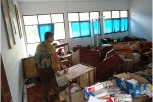 Ruangan kelas SMK Salajambe porak poranda akibat banjir bandang. 